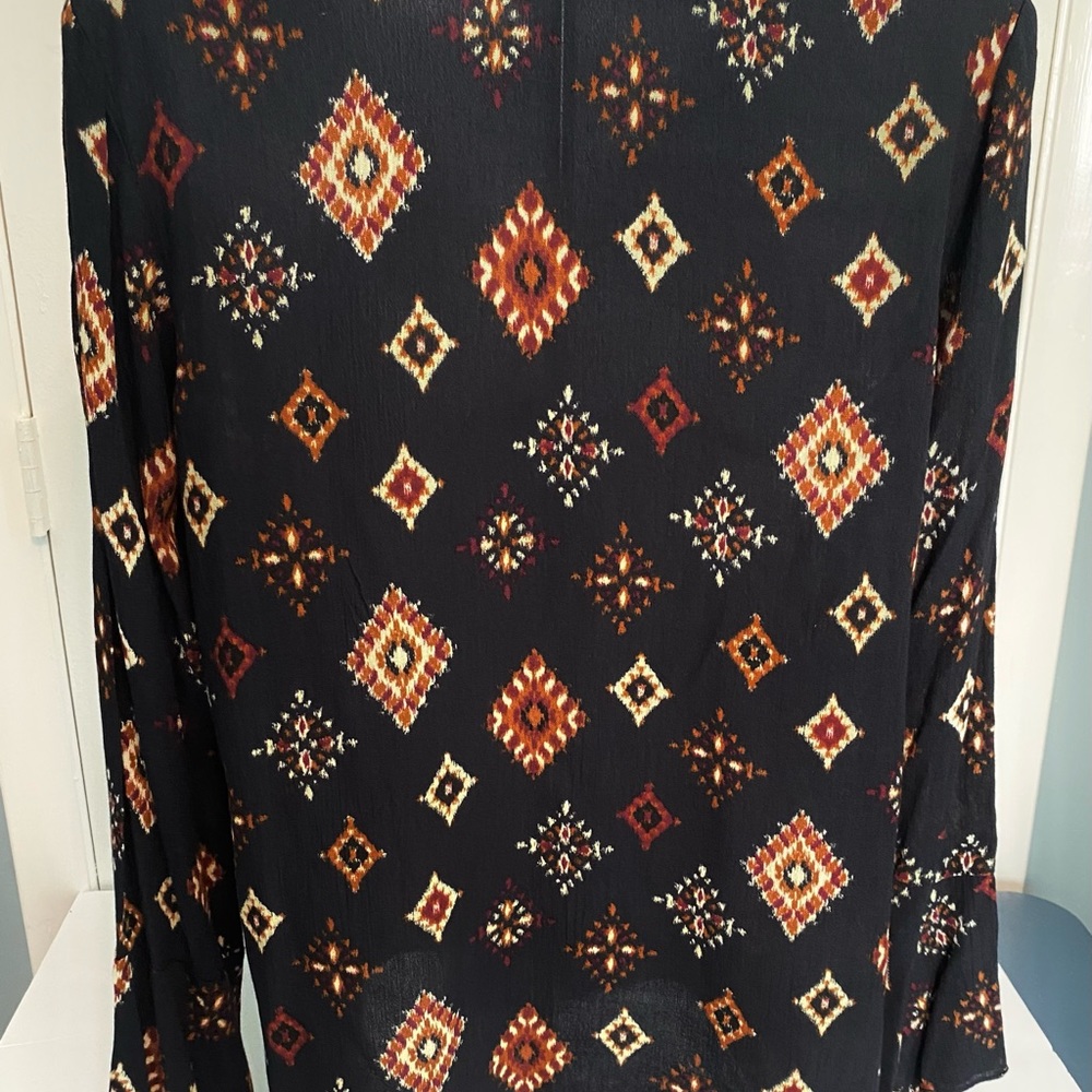 Signature Studio Boho Long Sleeve Ruffled V Neck Black Tribal Pattern Shirt Sz S - Picture 9 of 9
